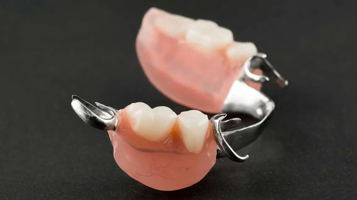 Removable artificial tooth